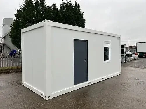 Container aménagé en bureau avec salle de bain