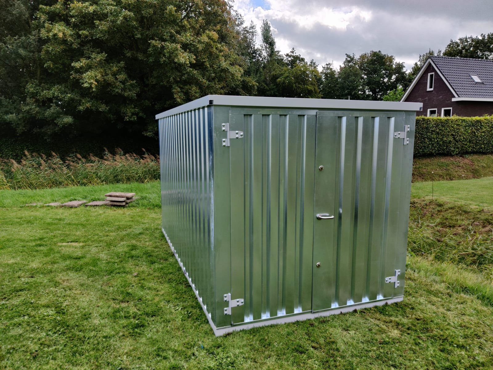 Conteneur de stockage 4 x 2 mètres avec double porte petit coté