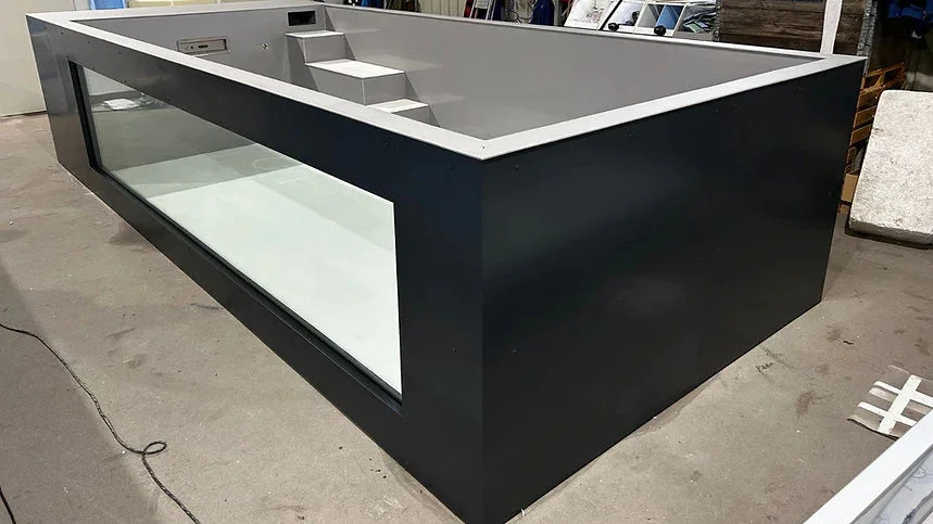 Piscine en polypropylène de 6.5 m x 2.5 m avec une fenêtre de 4 m
