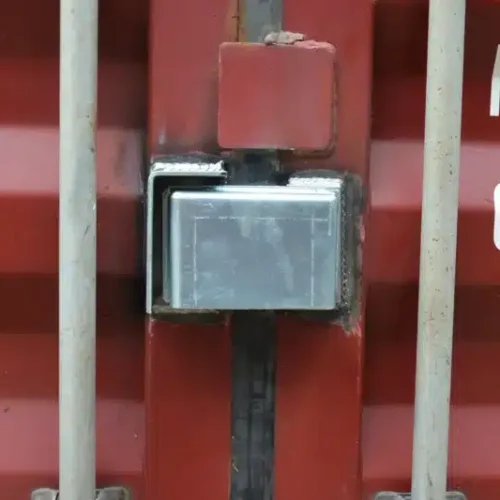 Cache cadenas pour container maritime