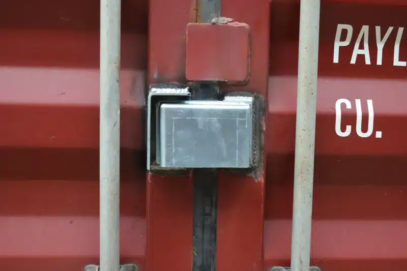 Cache cadenas pour container maritime